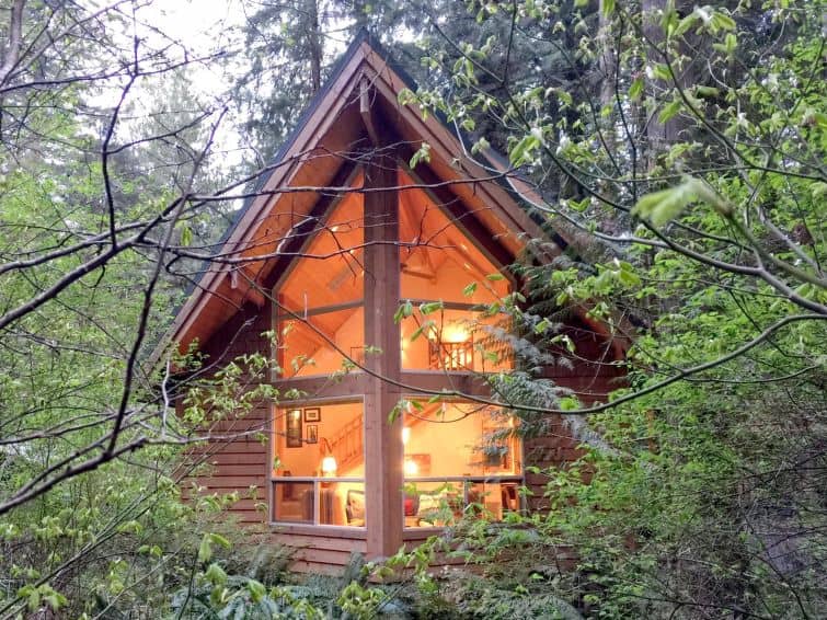 04SL Cedar Cabin with Hot Tub!