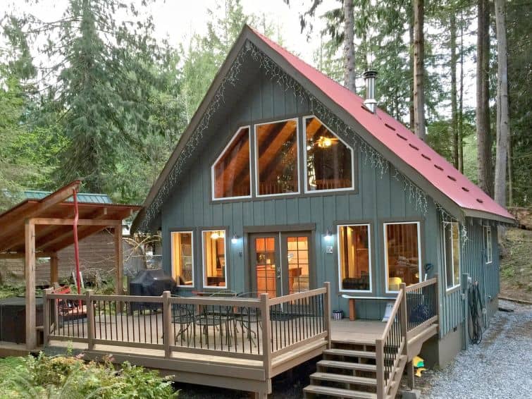 99MBR Woodsy Cabin w/ Hot Tub