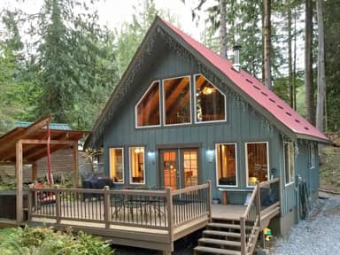 99MBR Woodsy Cabin w/ Hot Tub