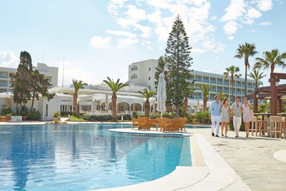 ROBINSON KYLLINI BEACH