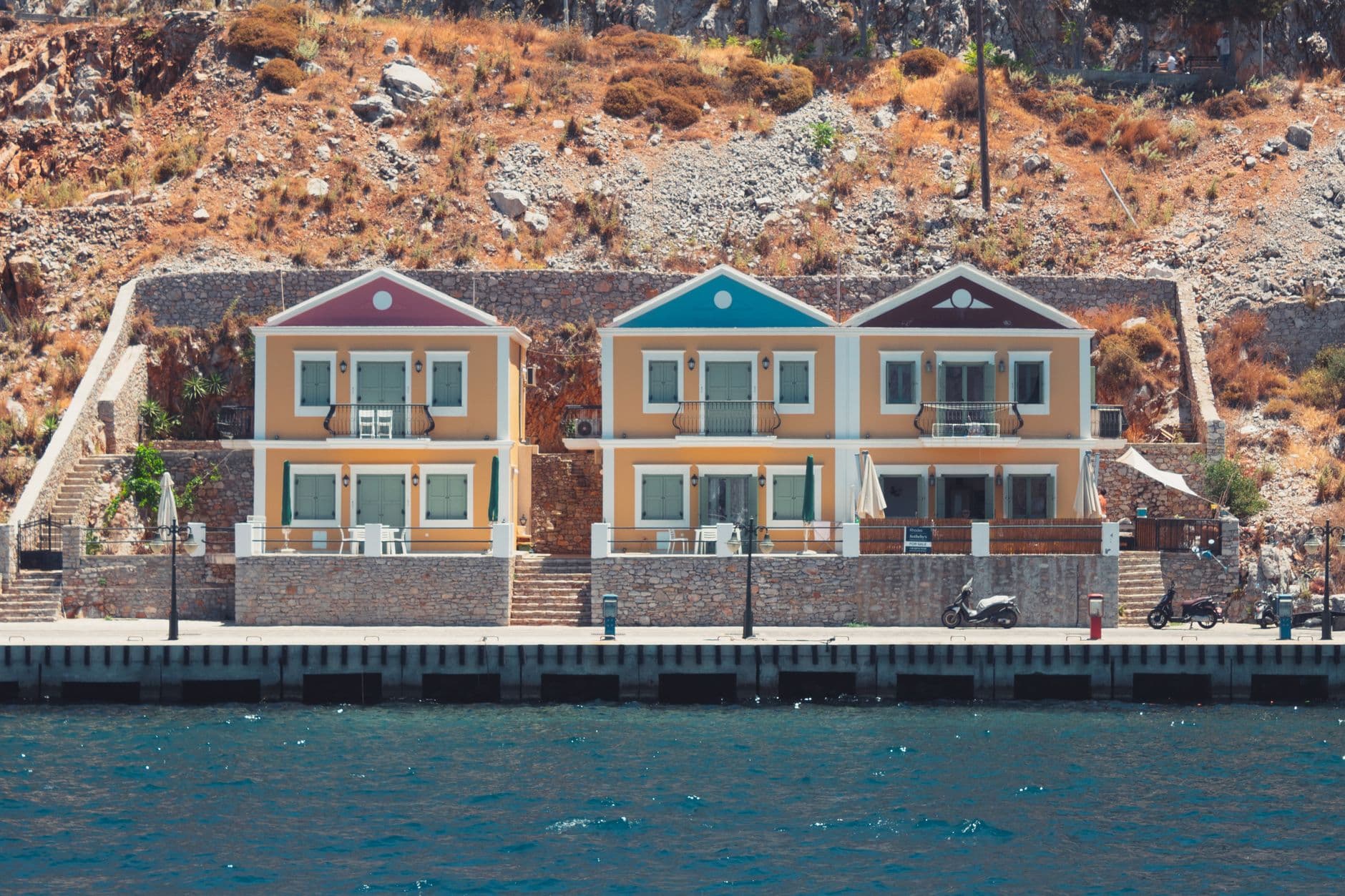 De kleurrijke haven van Symi bij Rhodos