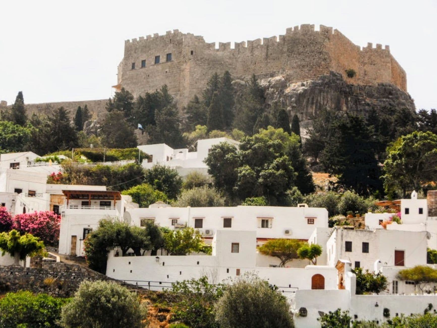 Lindos met de akropolis op Rhodos