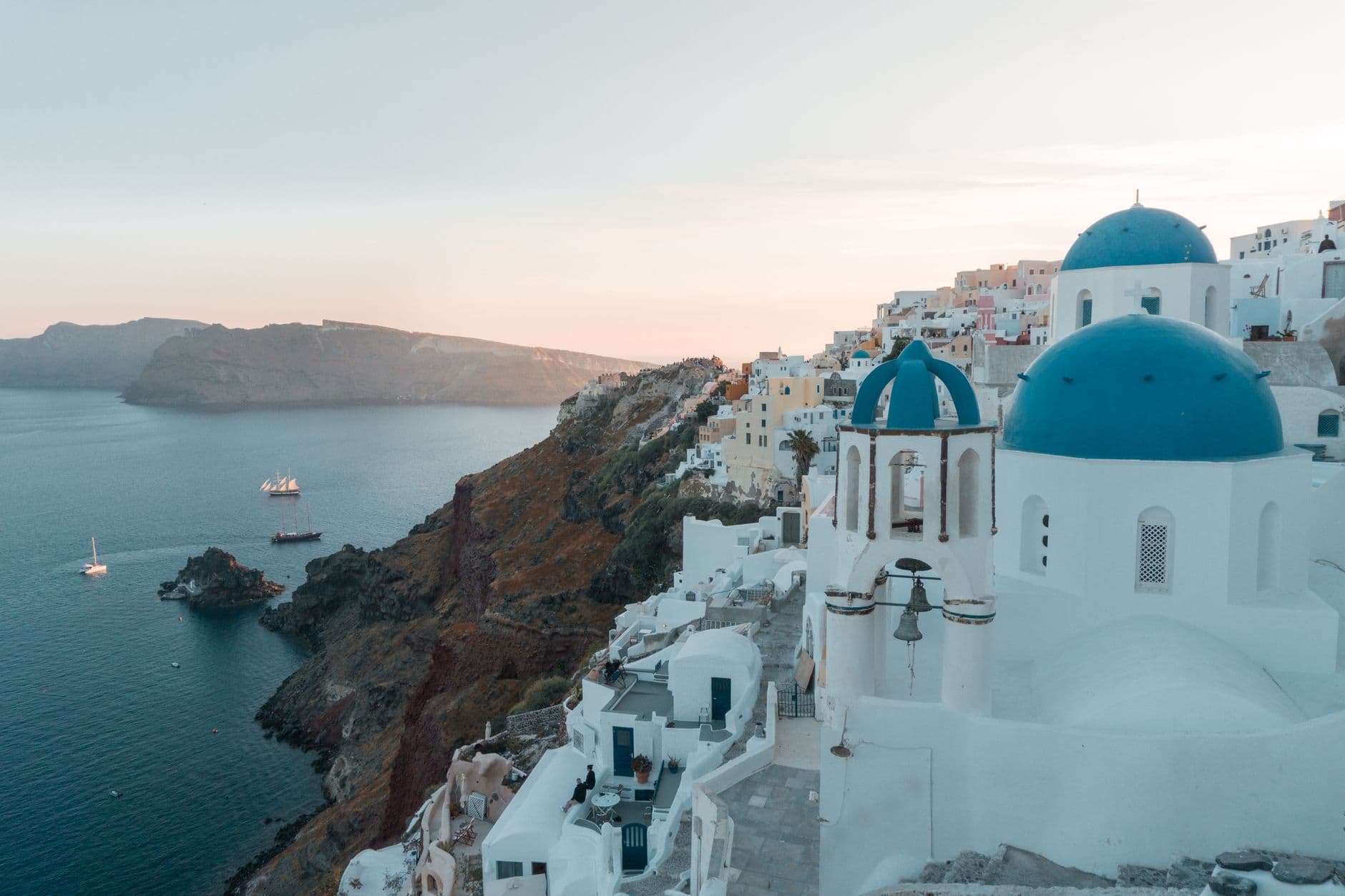 Blauwe koepels in Oia op Santorini