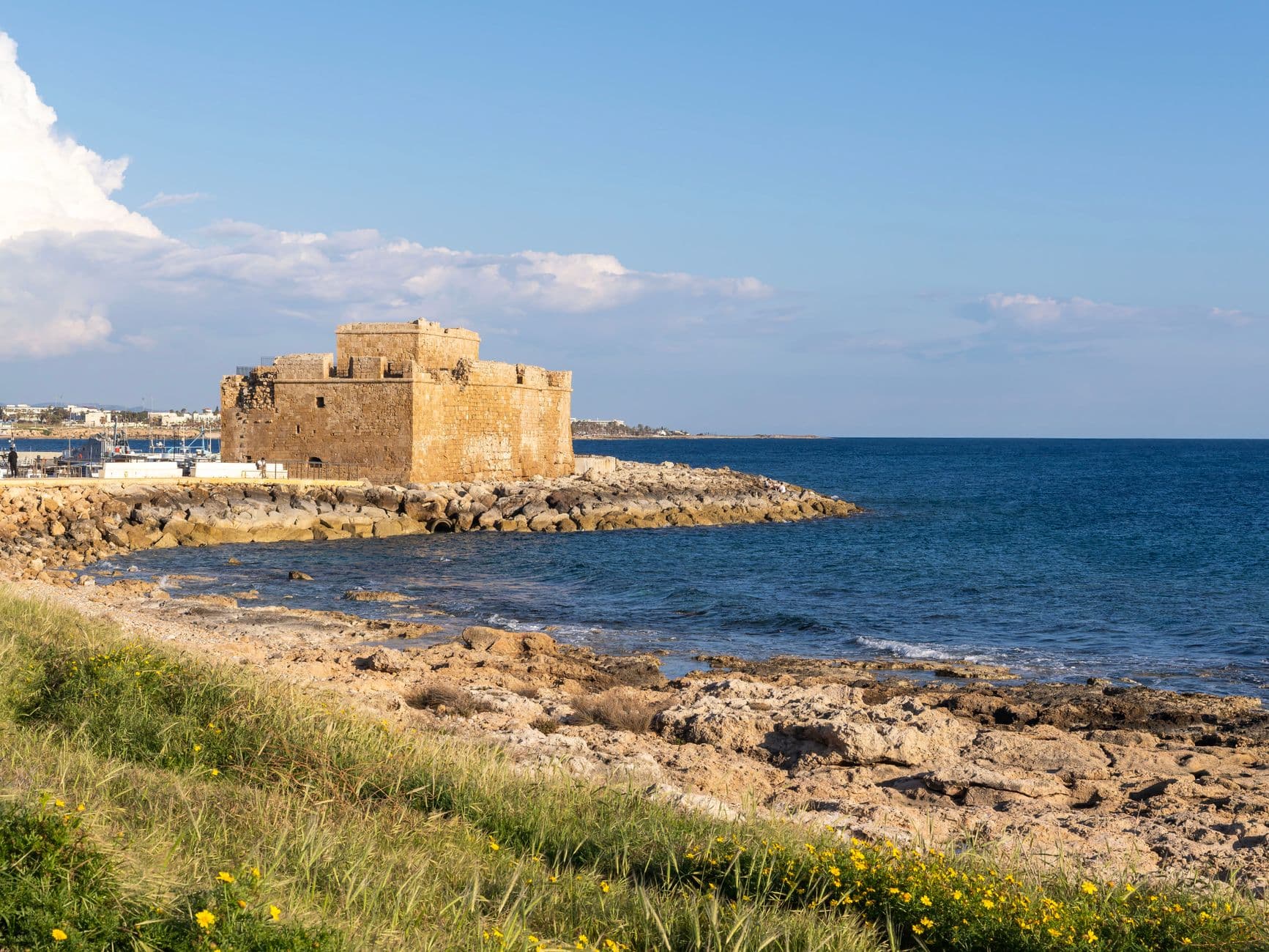 Het middeleeuwse kasteel van Paphos aan zee op Cyprus
