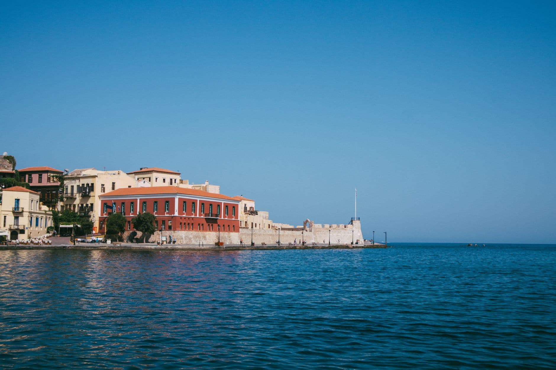 Gebouwen en een vestingmuur aan de haven van Chania op Kreta