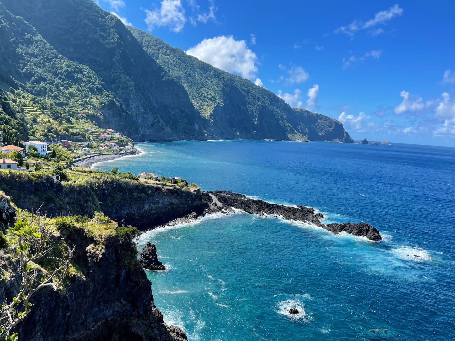 Kliffen en turquoise water bij Seixal op Madeira