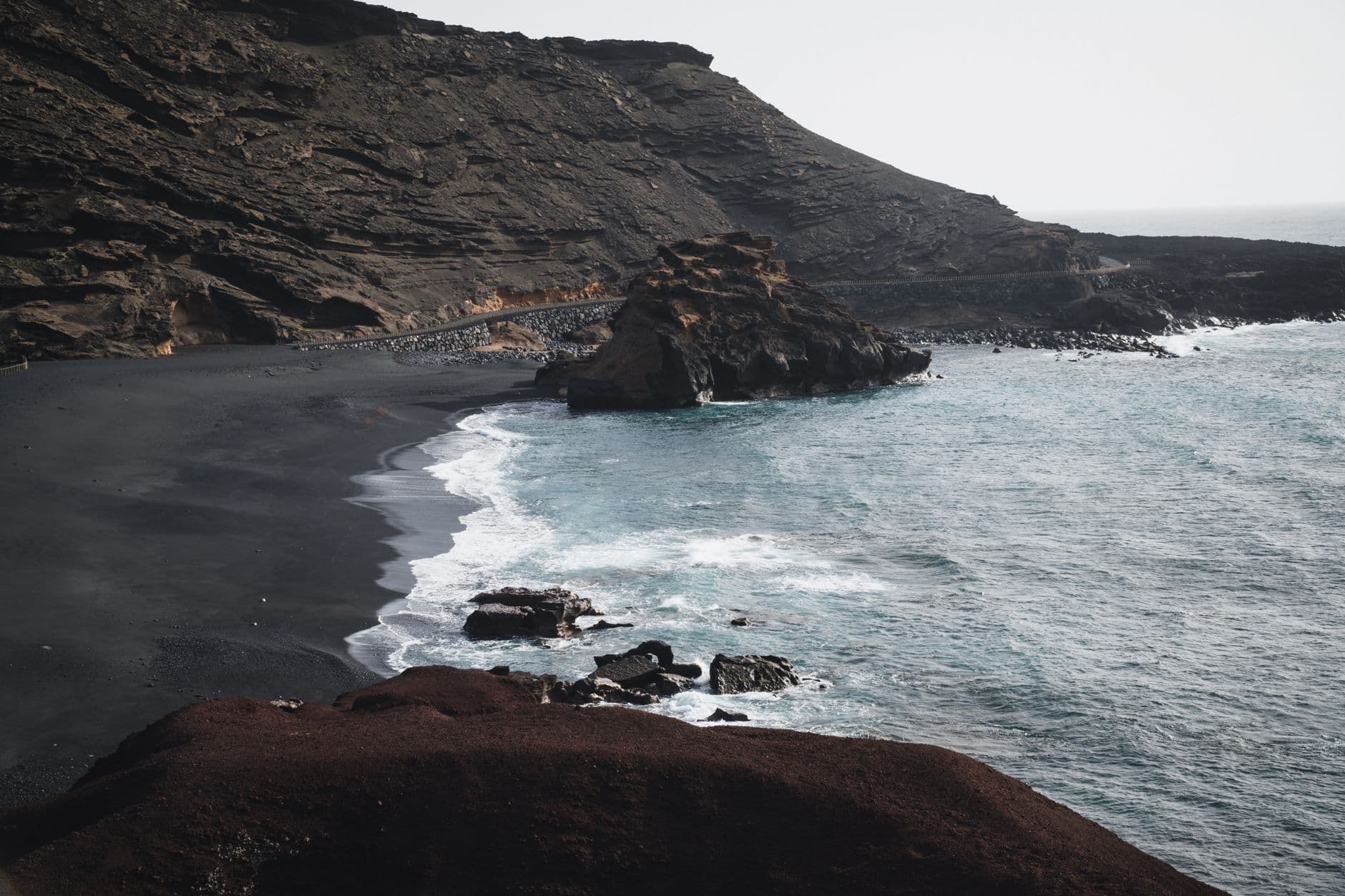 Zwart zandstrand en een ruige kust op Lanzarote