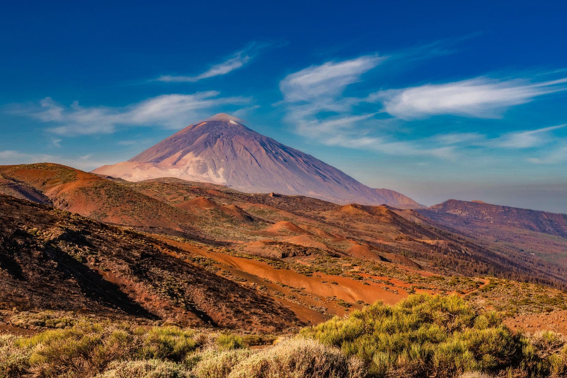 De Teide boven het landschap van het nationaal park op Tenerife