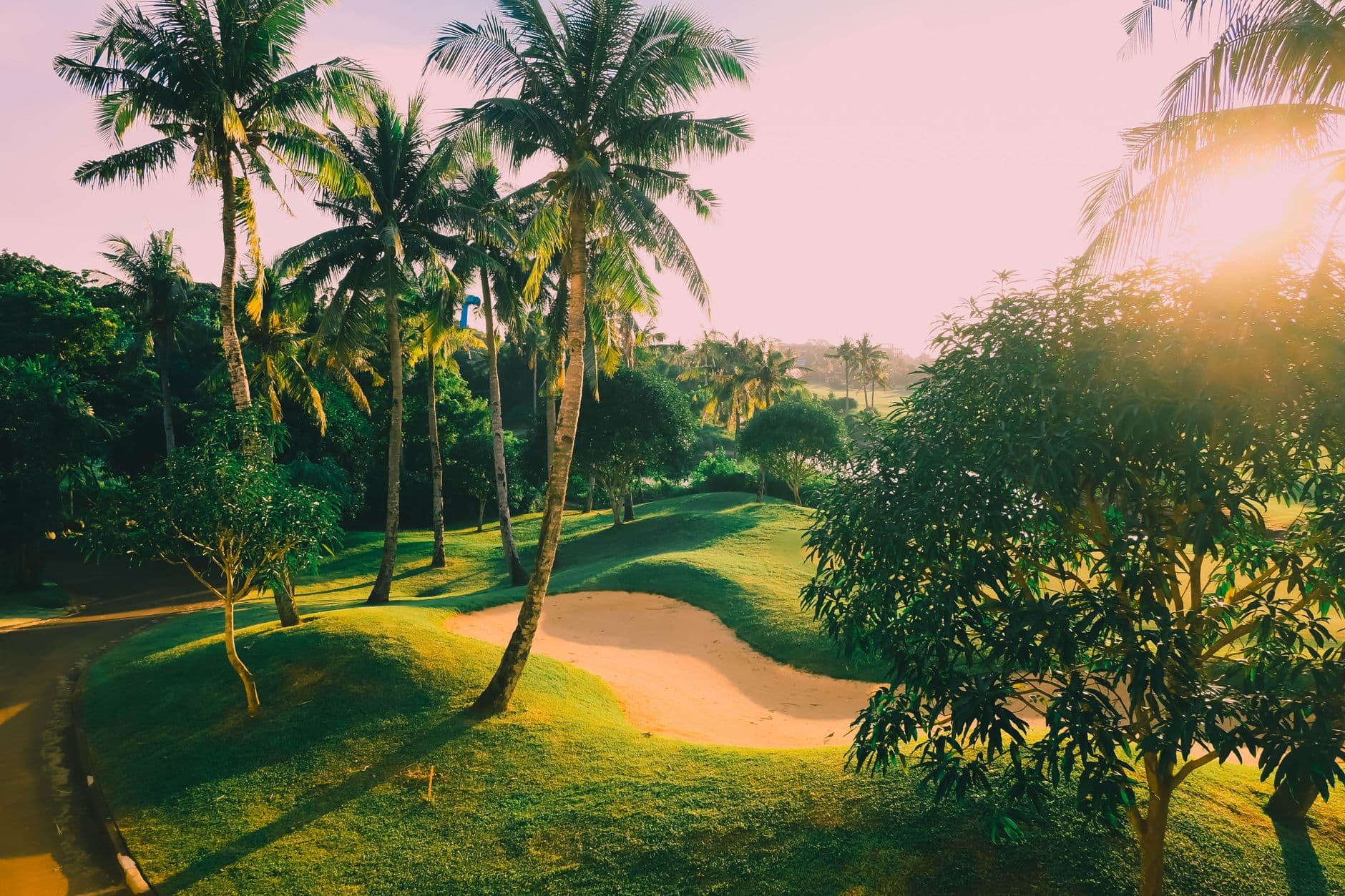 Golfbaan bij zonsondergang