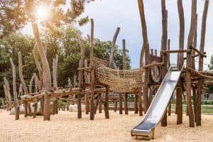 Houten speeltuin op het terrein, ideaal voor kinderen om te spelen en zich te vermaken.