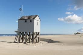 Strandcabine of uitkijktorentje op het strand, met een prachtig uitzicht over het zand en de zee.