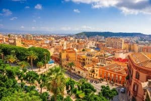 Cagliari, Sardinië, Italië, stadspanorama met gekleurde gebouwen en palmbomen