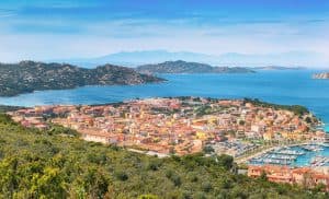 La Maddalena, Sardinië, Italië, kustplaats met gekleurde daken, uitzicht over zee