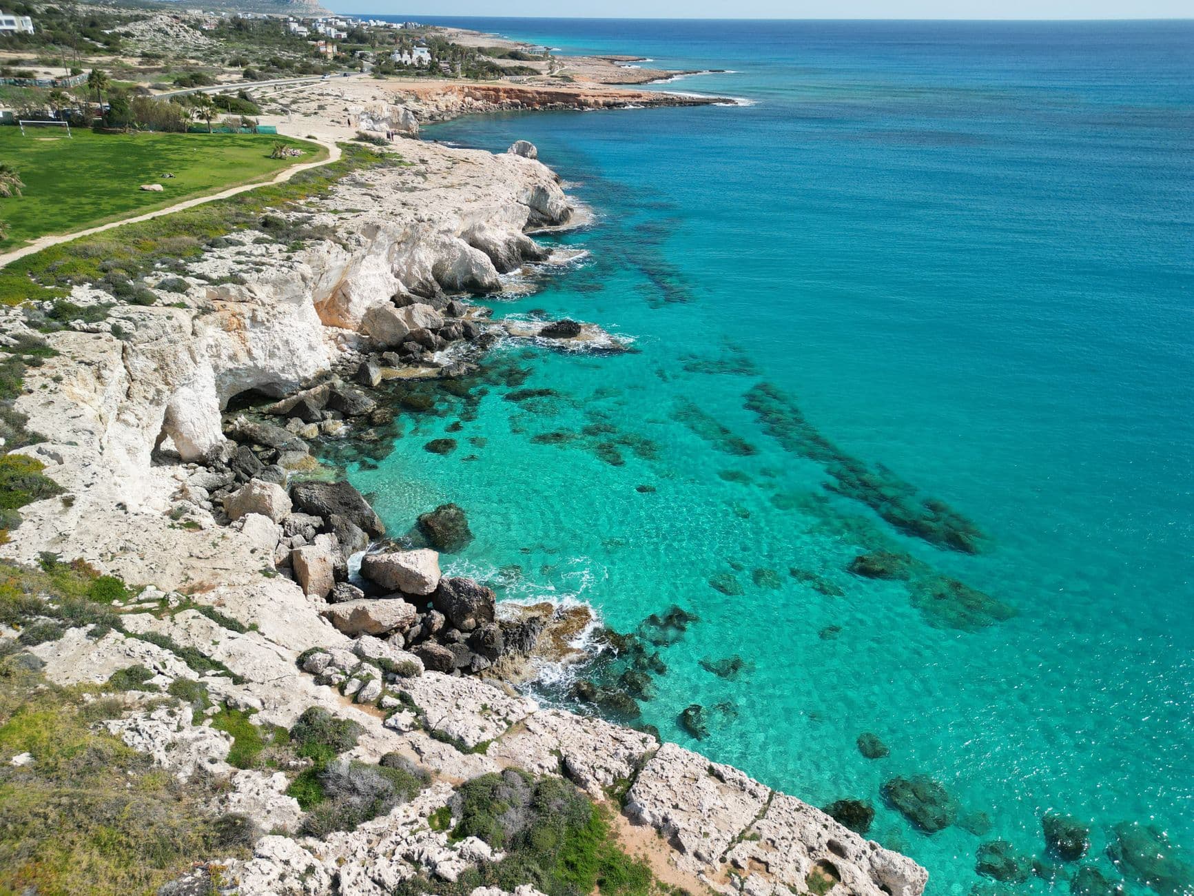 Turquoise kustlijn van Cyprus