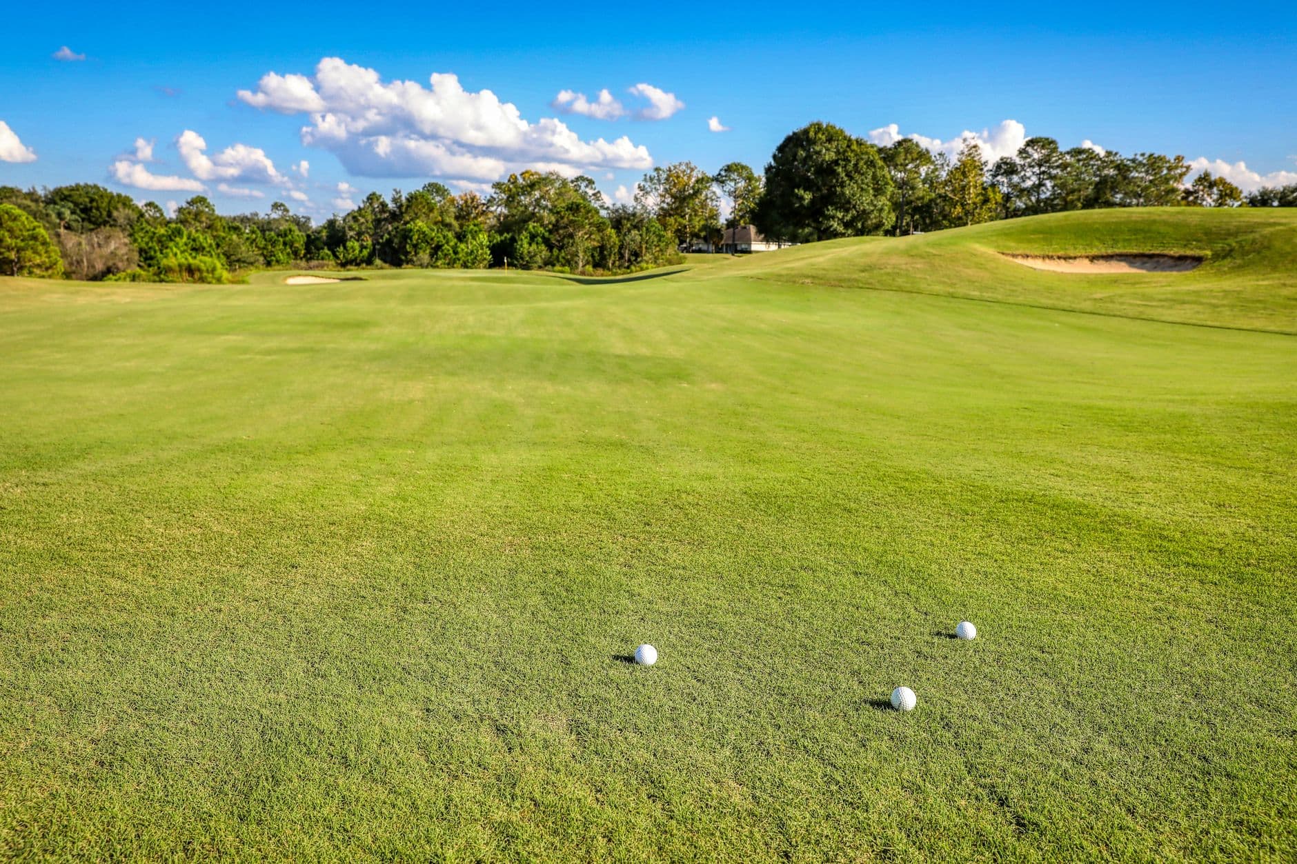 Zonovergoten golfbaan met glooiende fairways