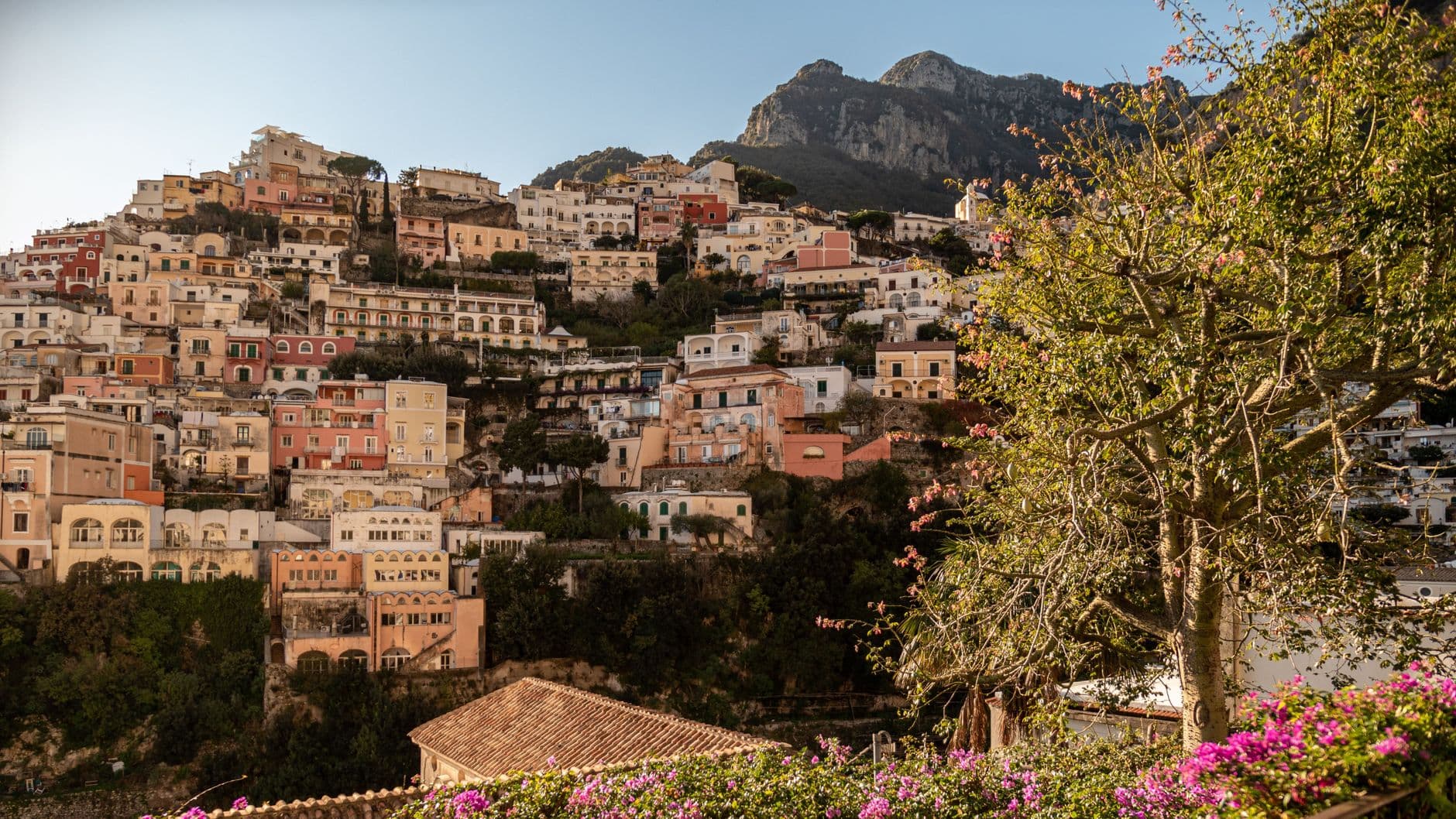 Kleurrijk kustdorp aan de Amalfikust in Italië