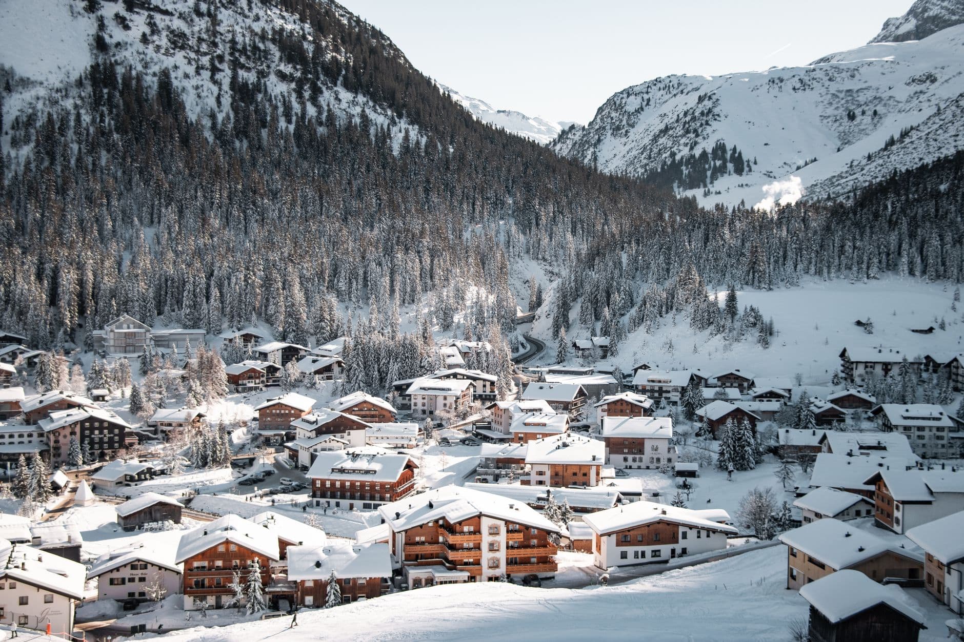 Skidorp in de besneeuwde Oostenrijkse Alpen