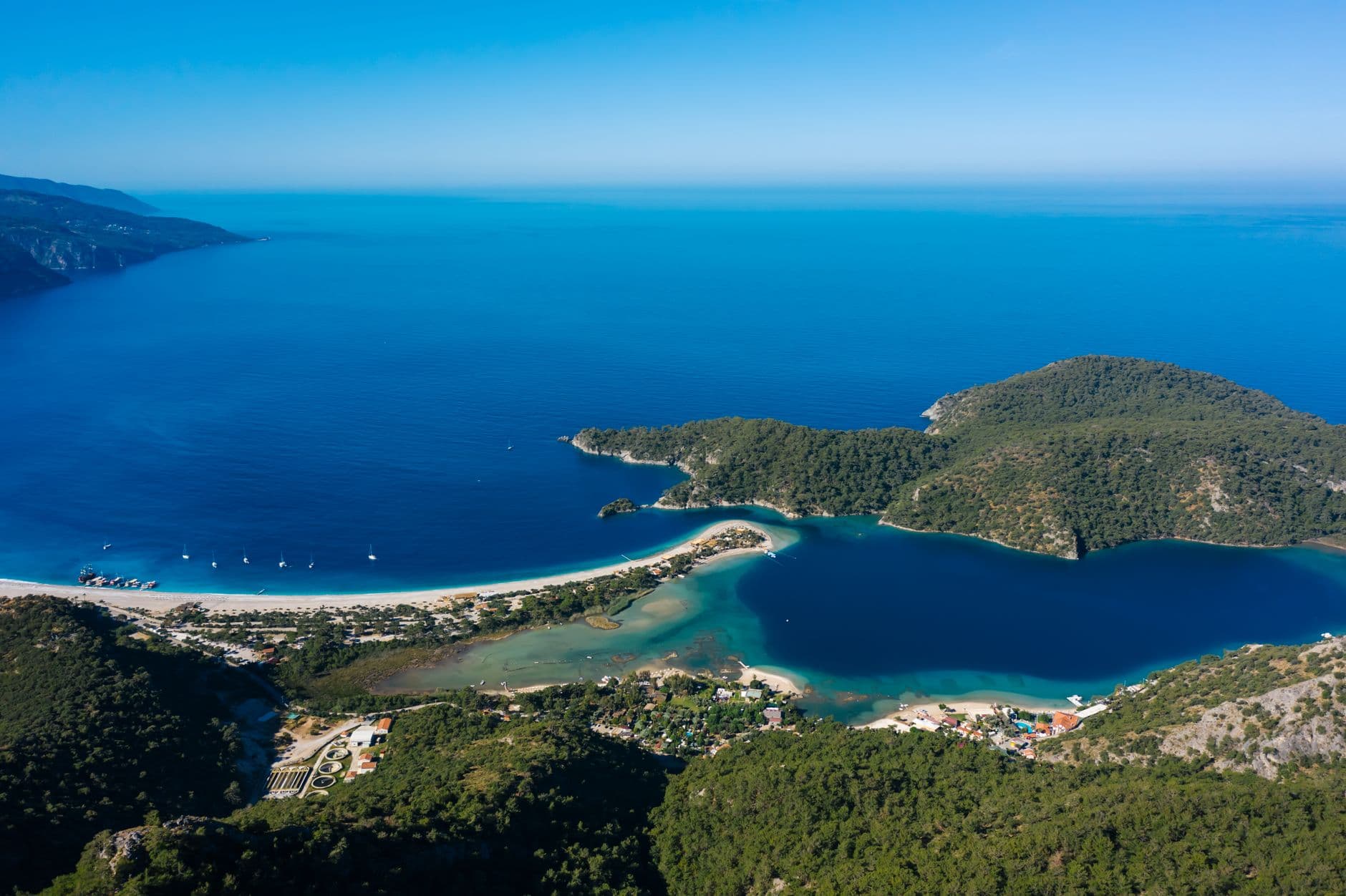 De turquoise lagune van Ölüdeniz in Turkije